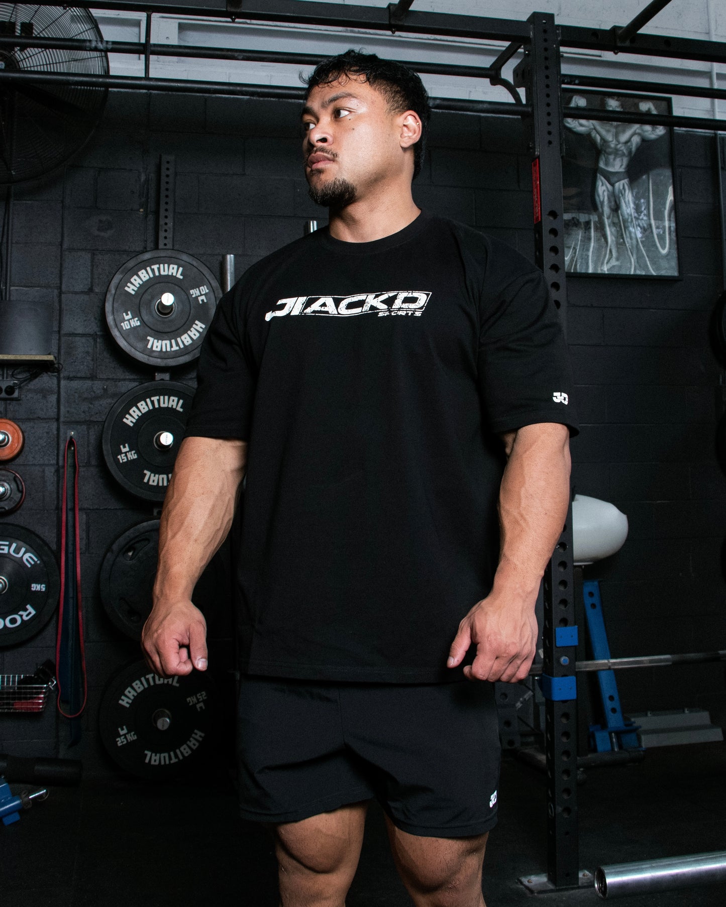 BLACK HEAVYWEIGHT TEE