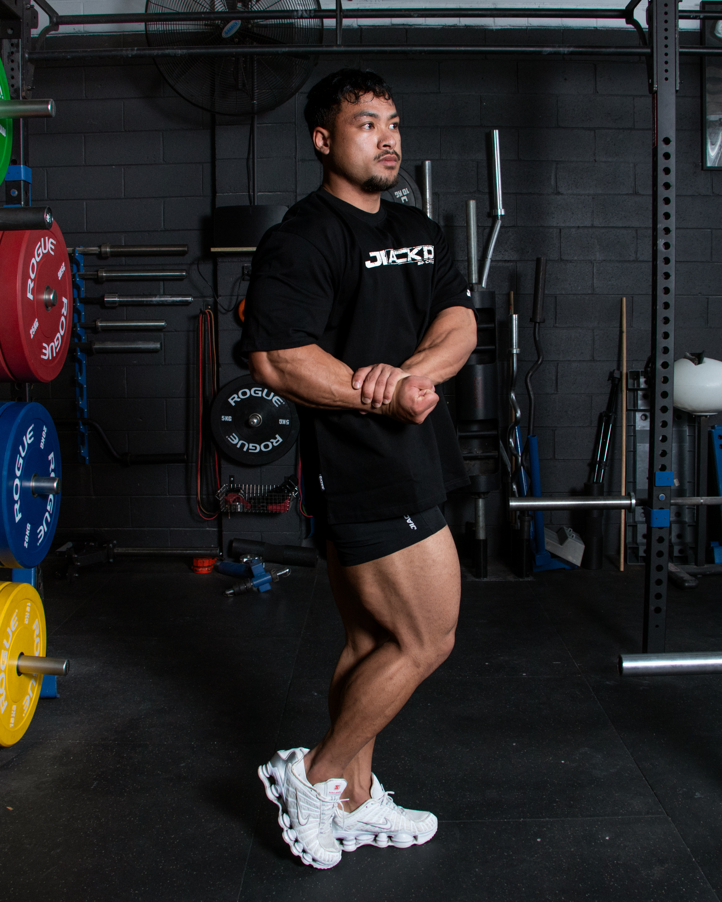 BLACK HEAVYWEIGHT TEE