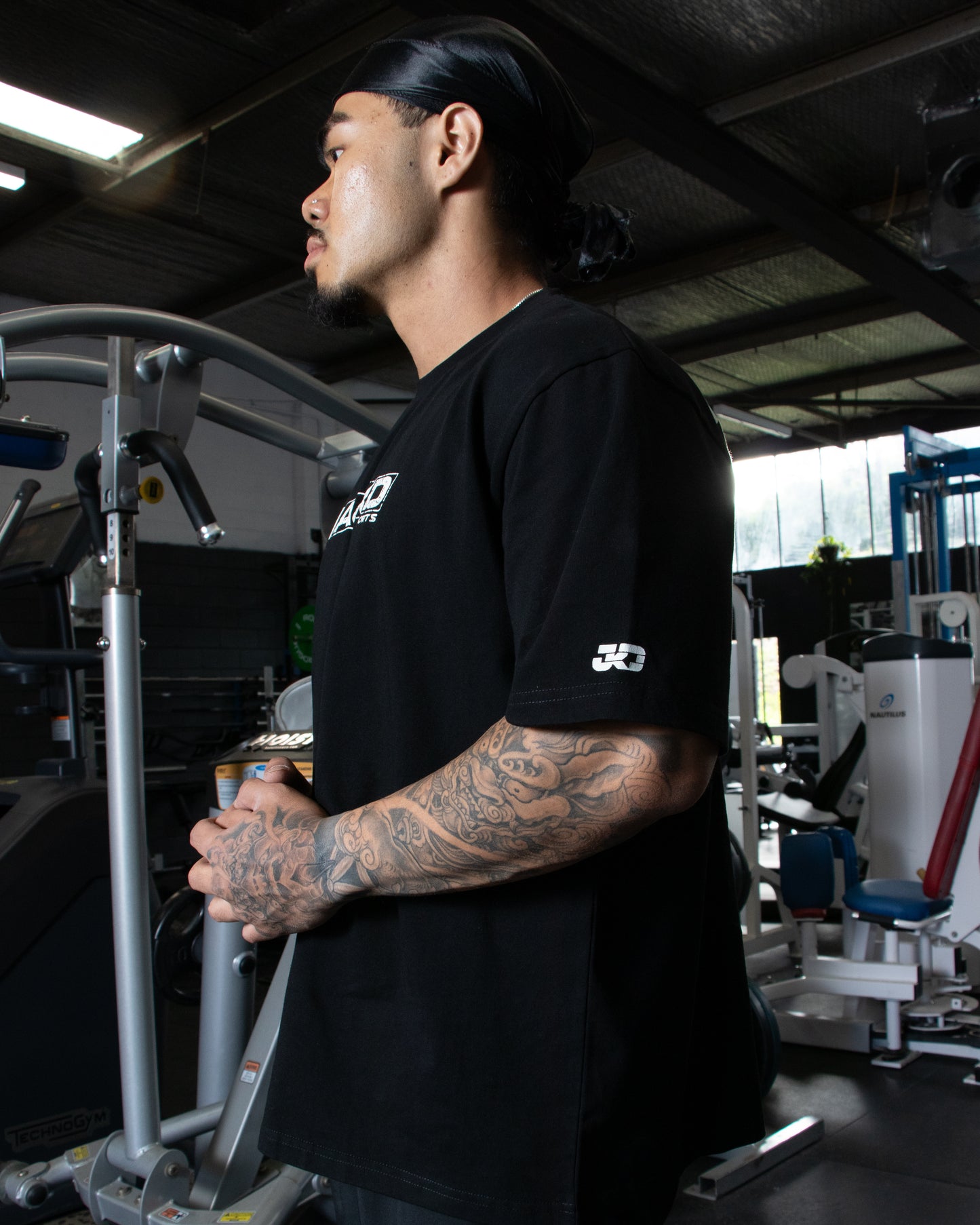 BLACK HEAVYWEIGHT TEE