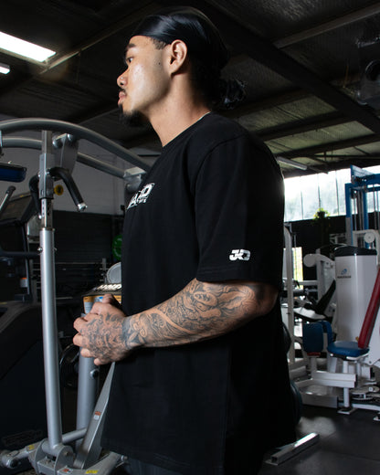 BLACK HEAVYWEIGHT TEE