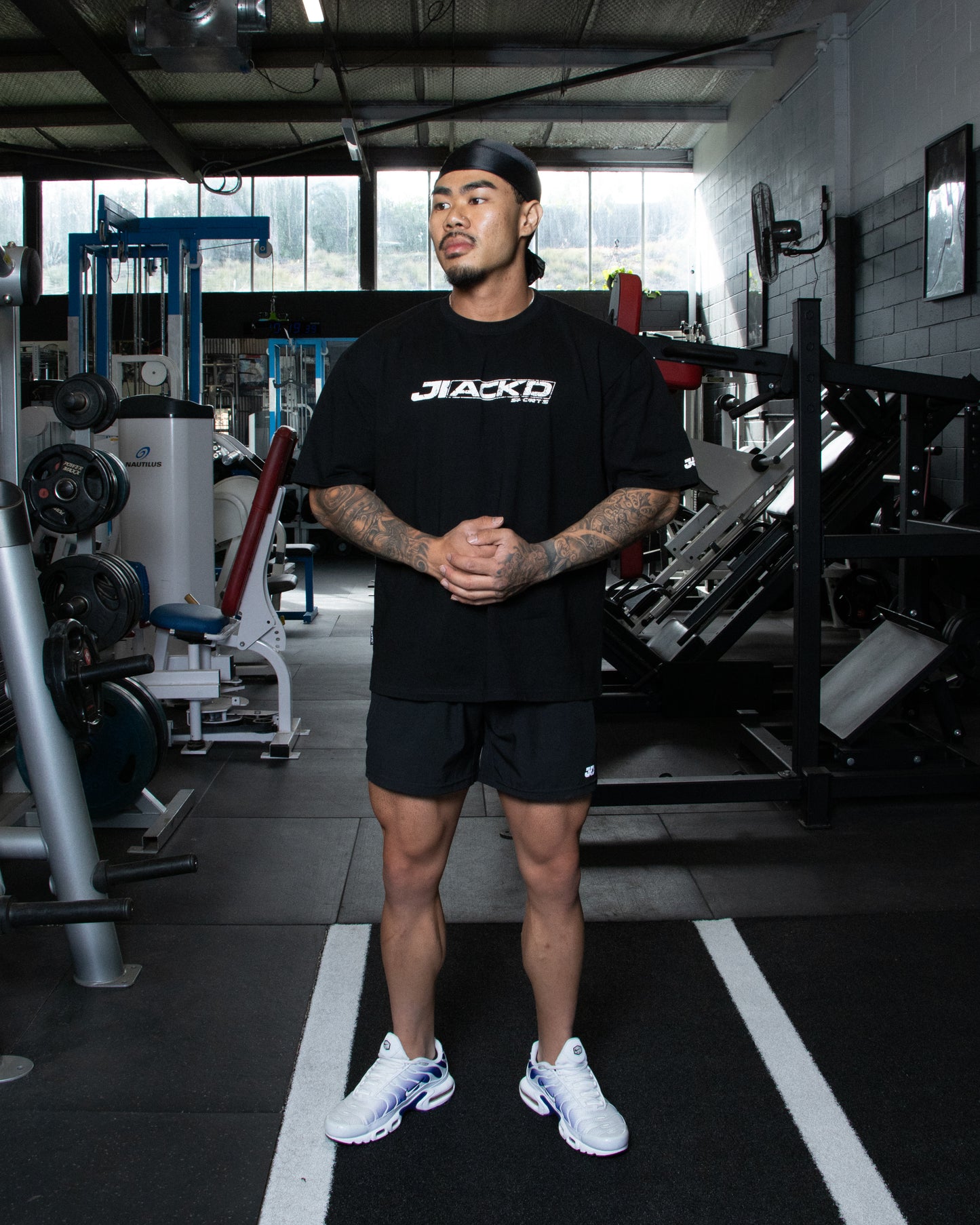 BLACK HEAVYWEIGHT TEE